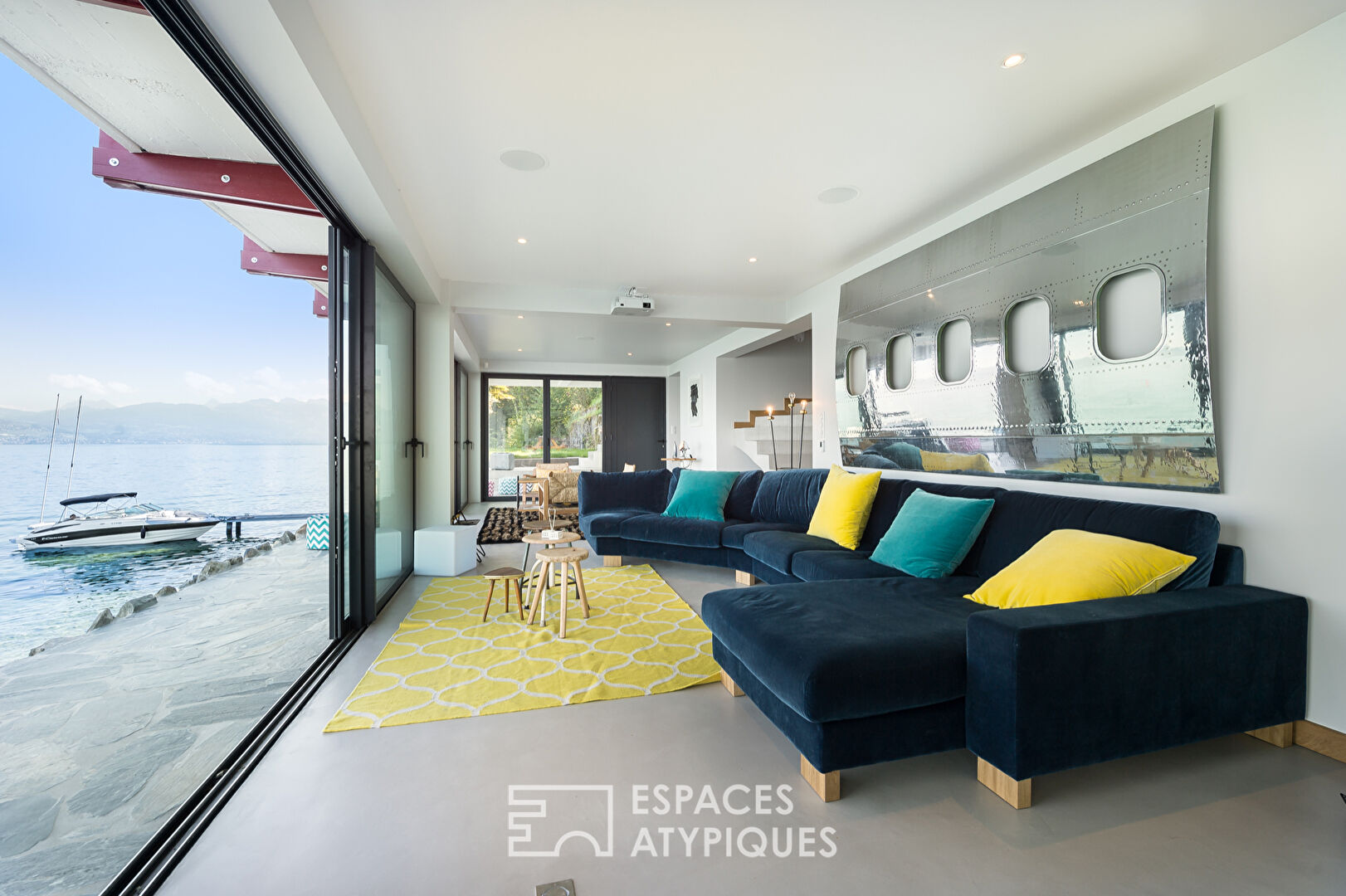 Contemporary house by the lake