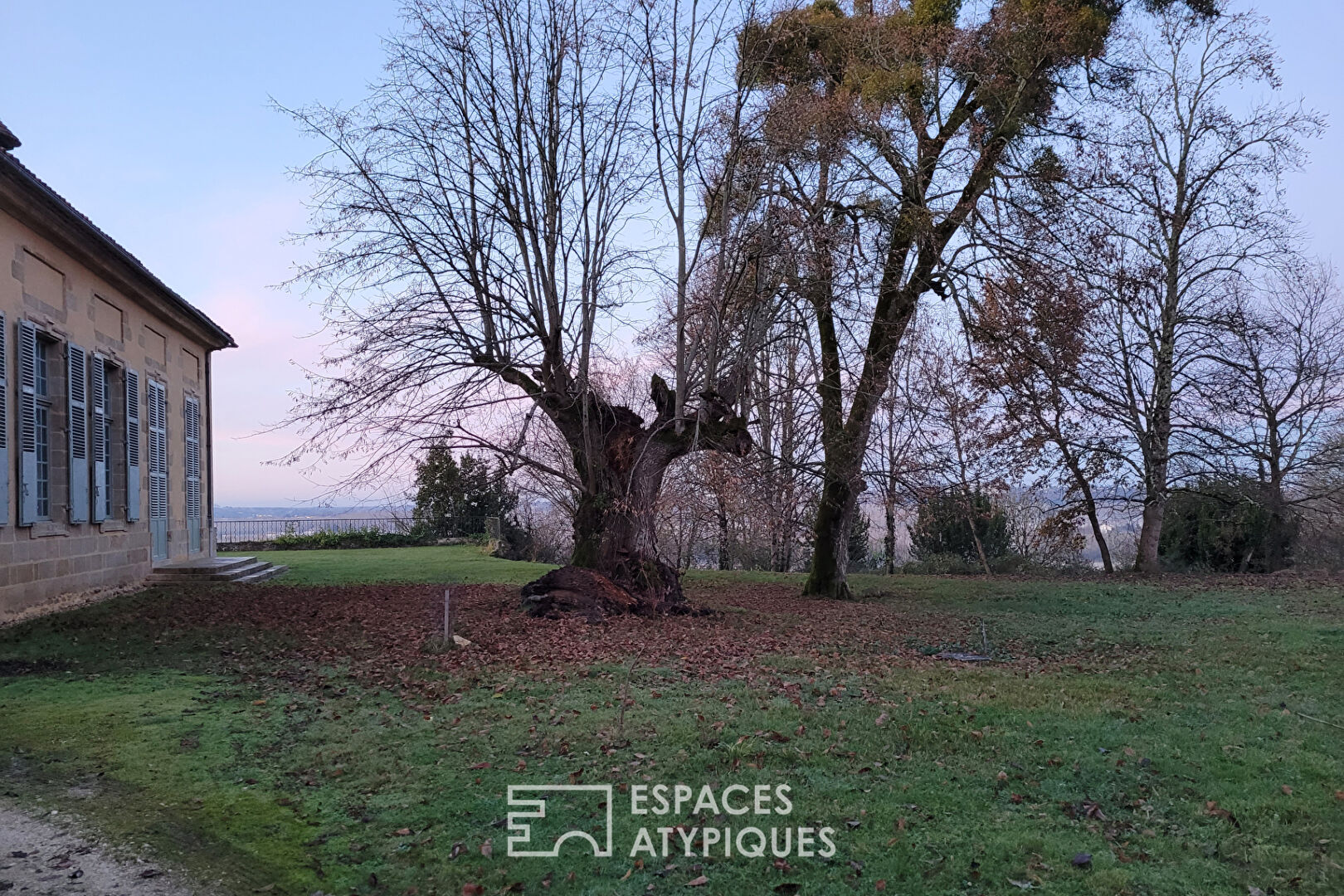 Château 18ème surplombant la Garonne