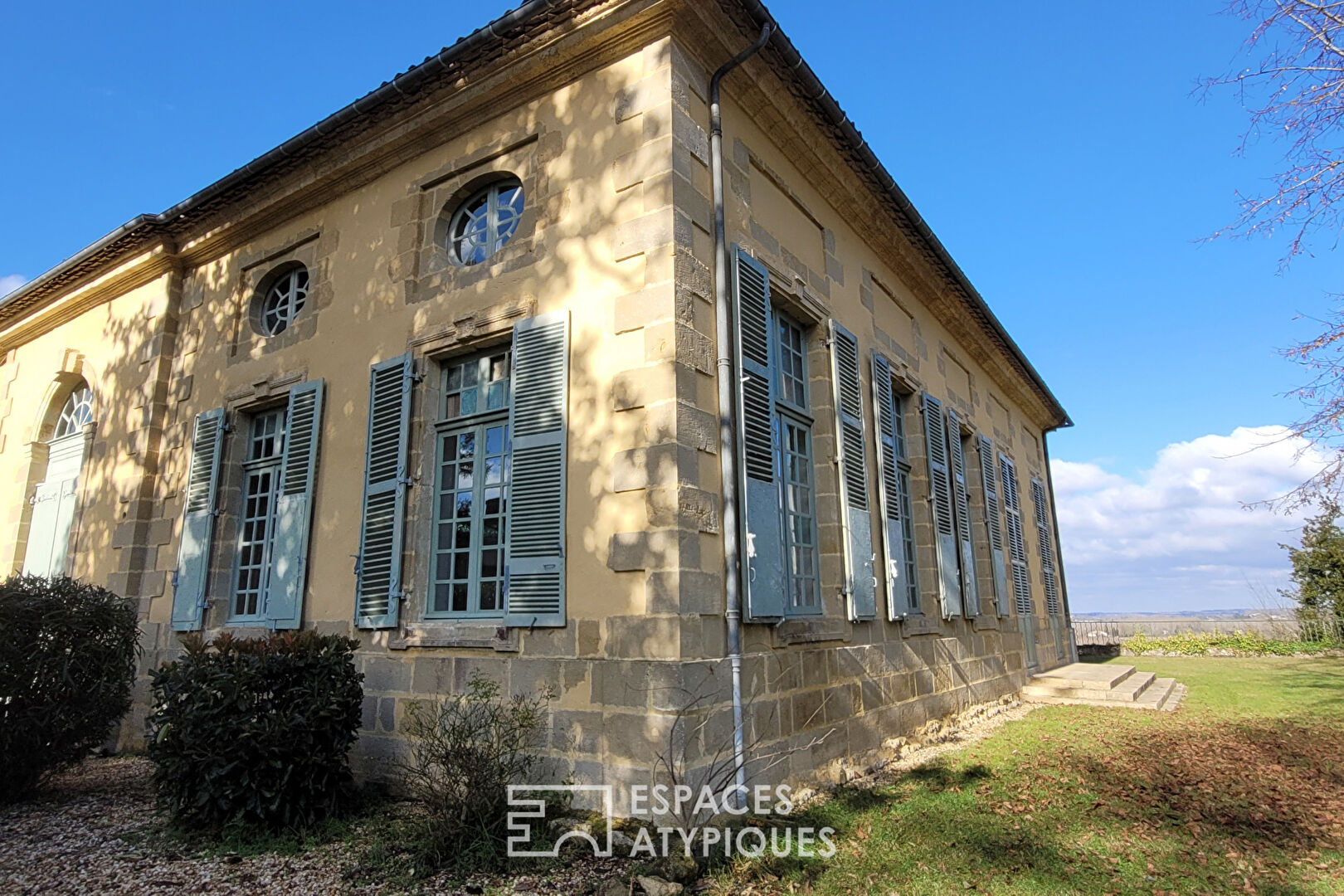 Château 18ème surplombant la Garonne