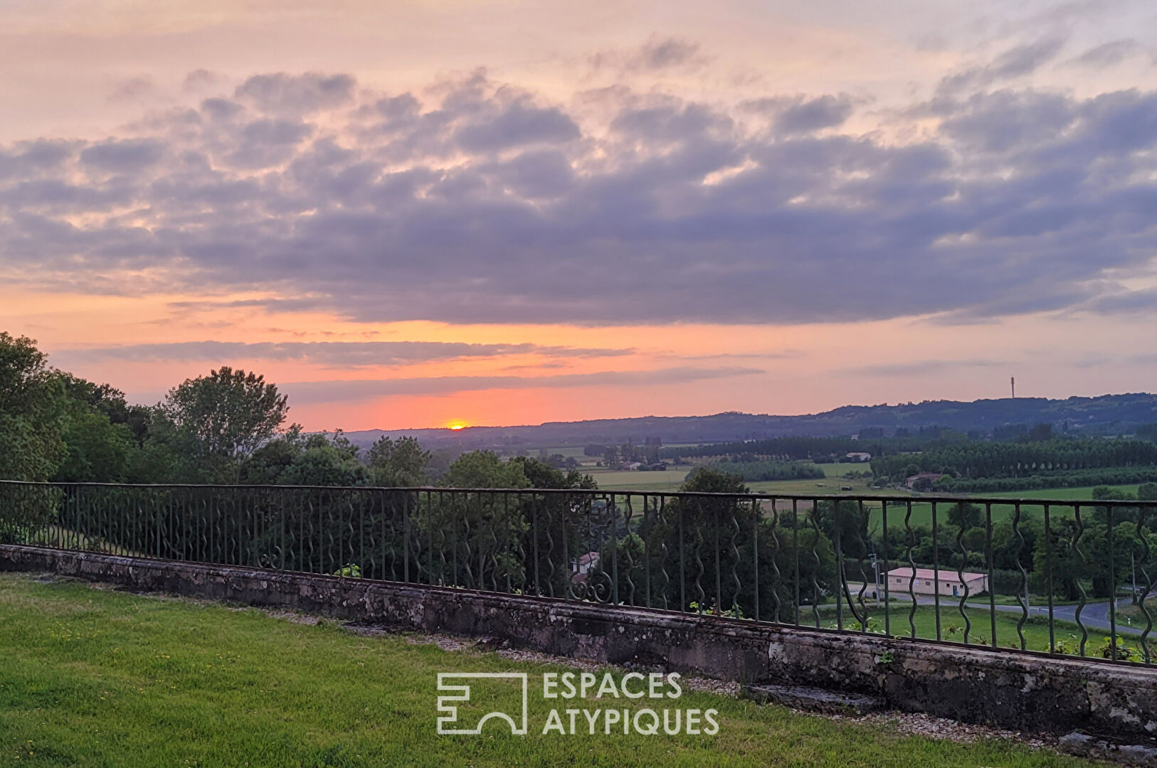 Château 18ème surplombant la Garonne