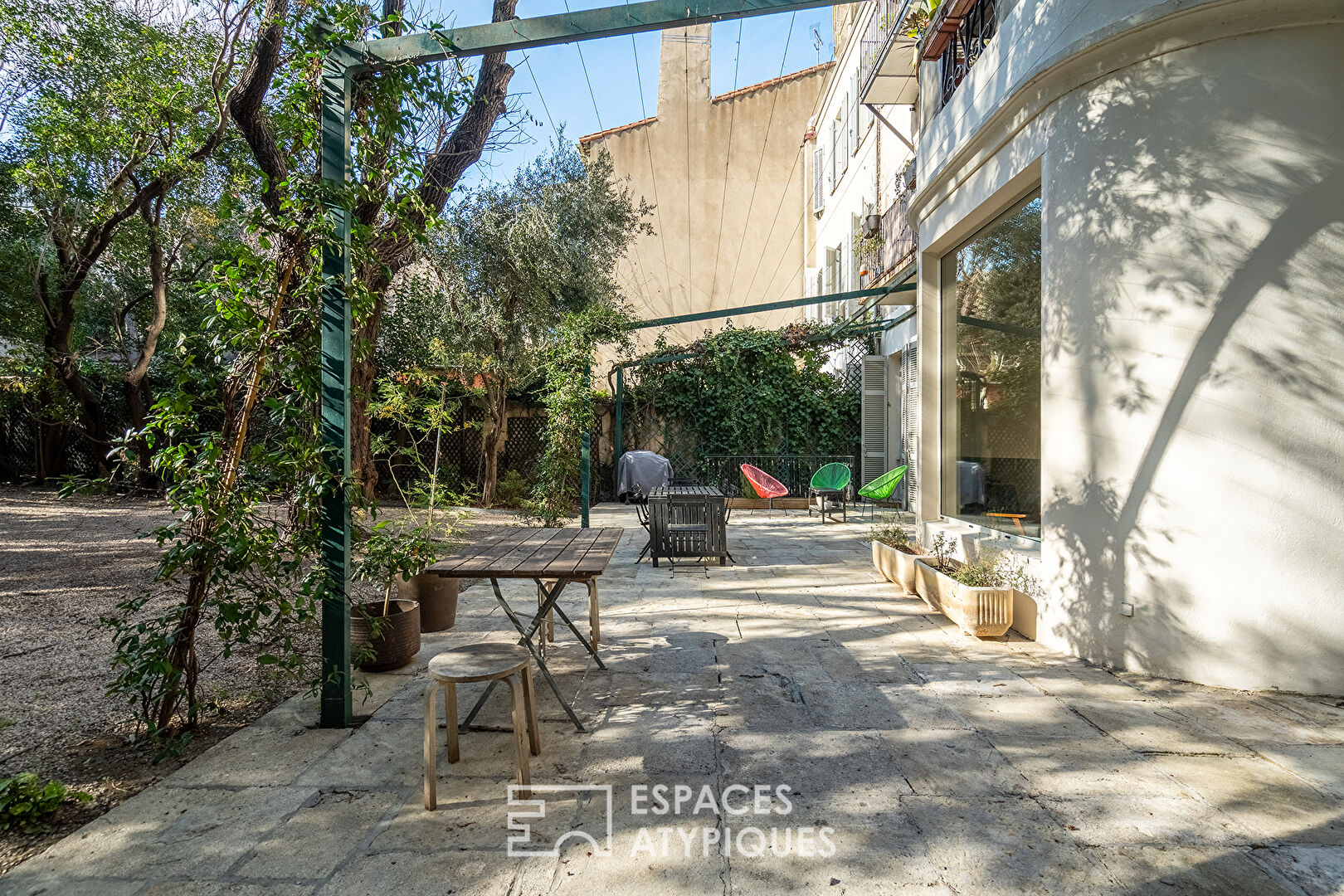 Bourgeois apartment with garden