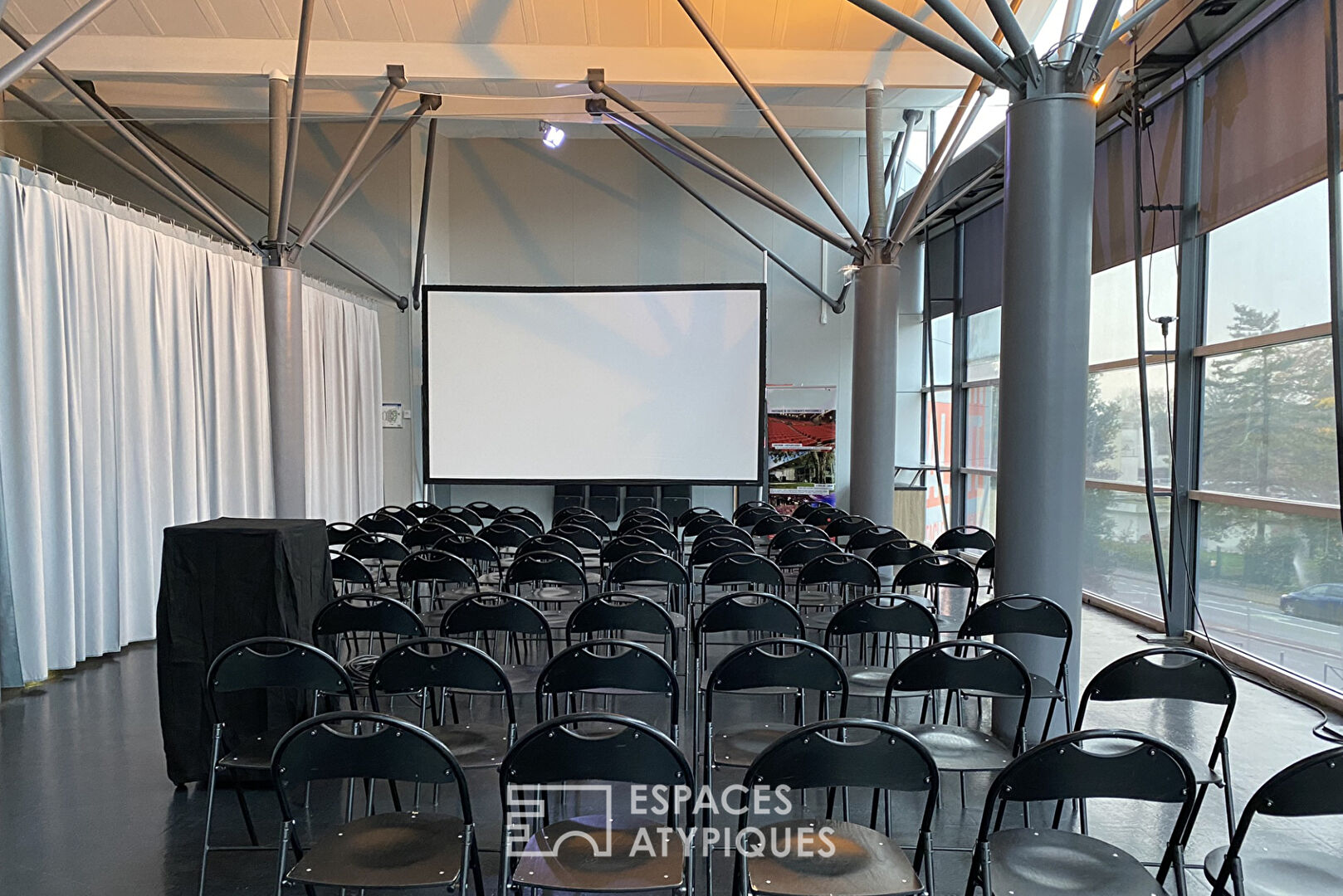 Salle de réception avec espace vitré