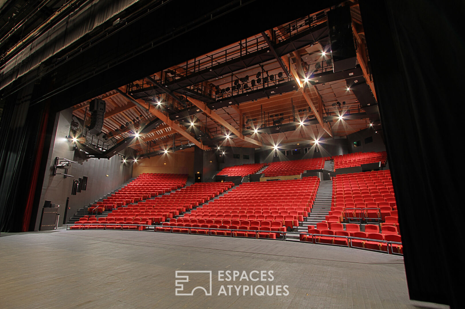 Salle de réception avec espace vitré