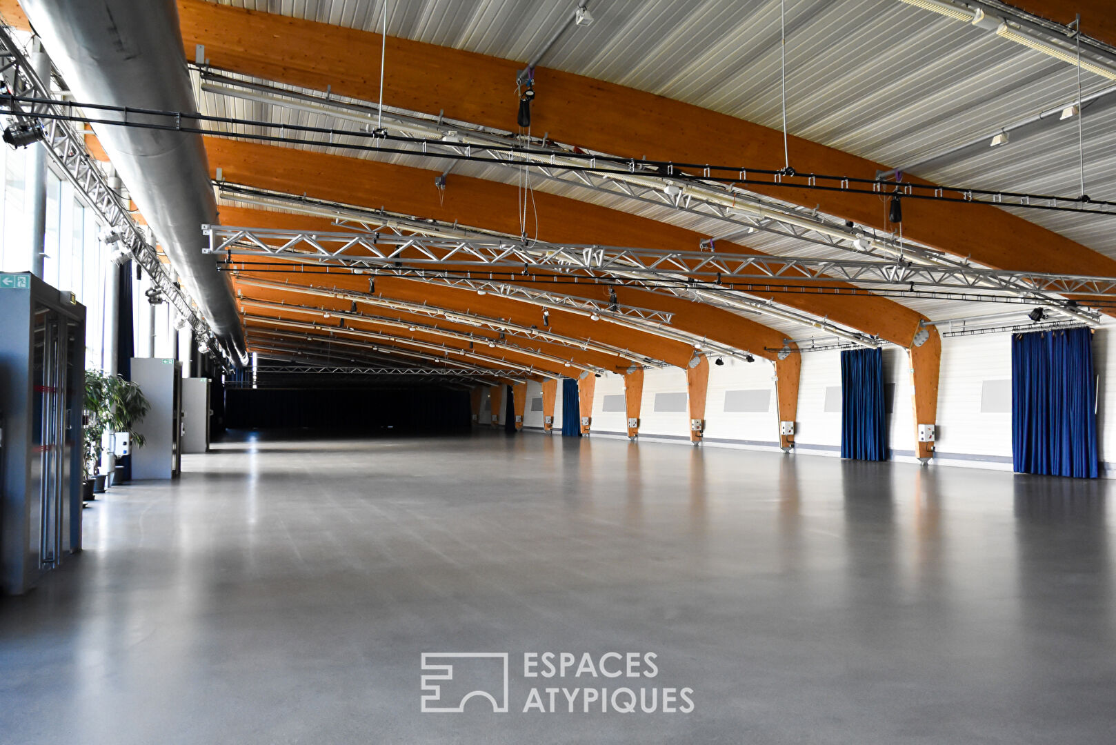 Salle de réception avec espace vitré