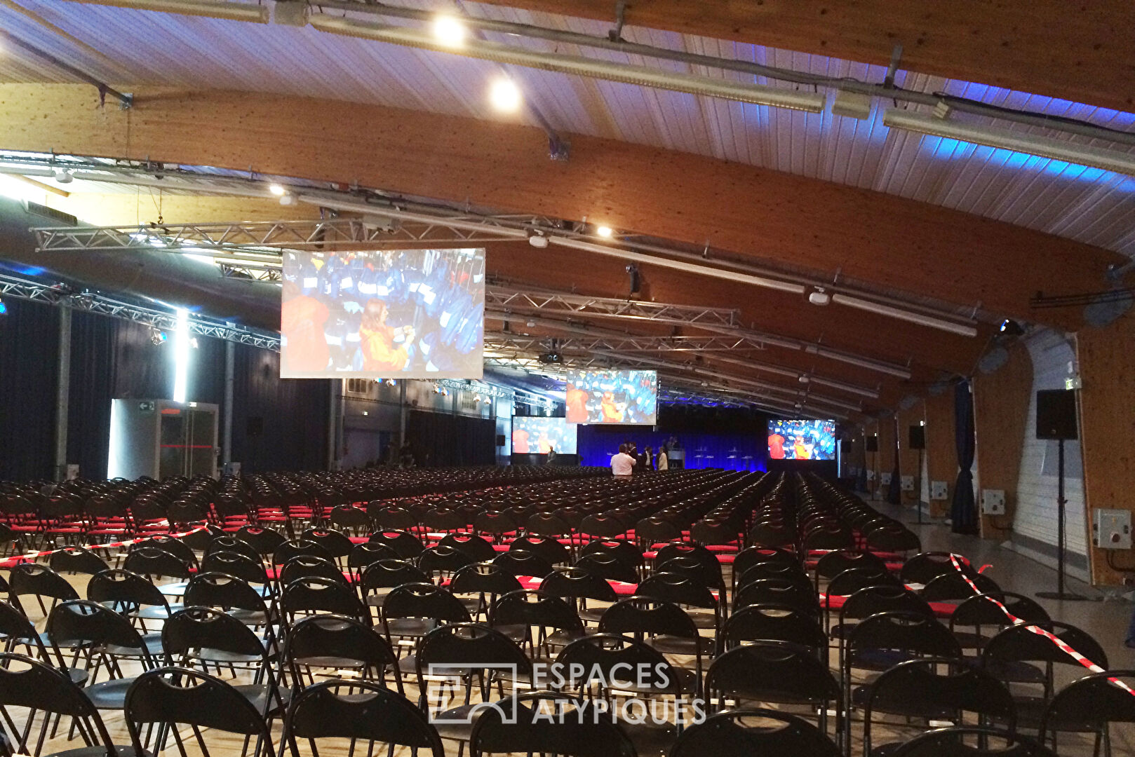 Salle de réception avec espace vitré