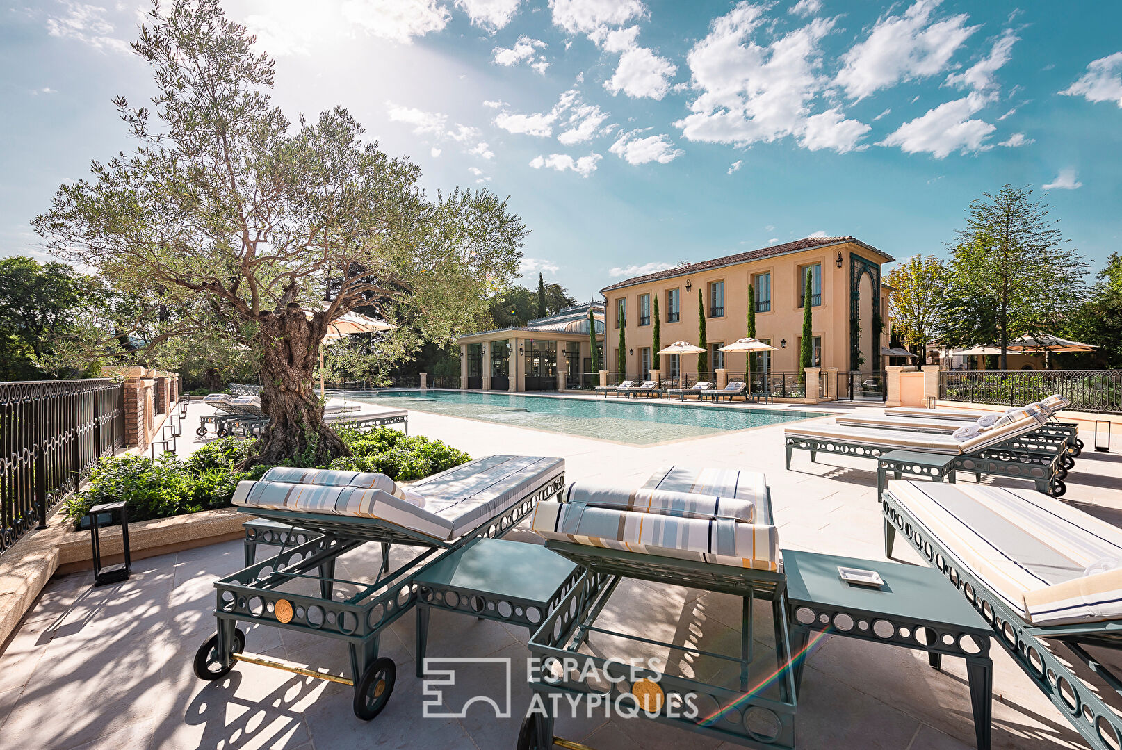 Luxurious and classic estate with gardens