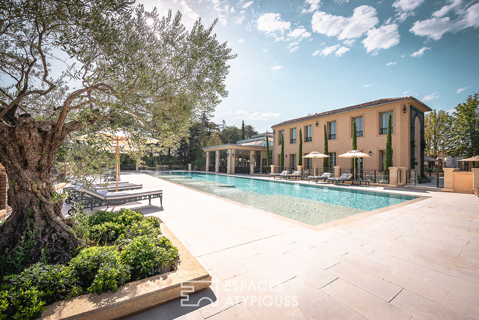 Luxurious and classic estate with gardens