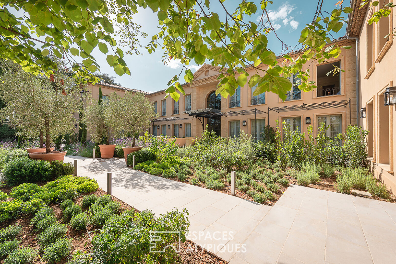 Luxurious and classic estate with gardens