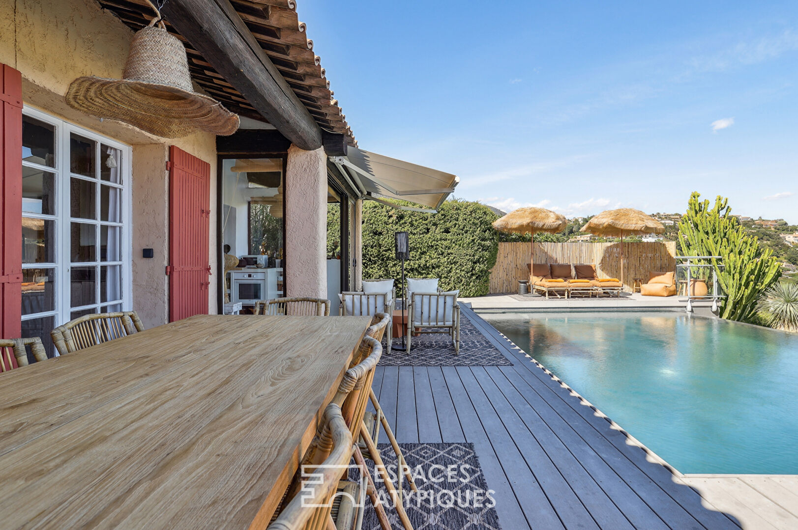 Maison ethnique avec piscine vue mer