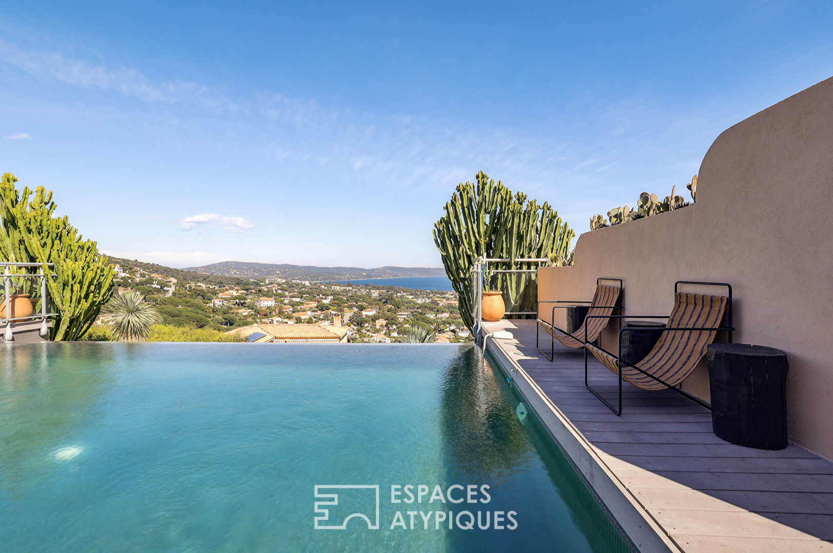 Maison ethnique avec piscine vue mer