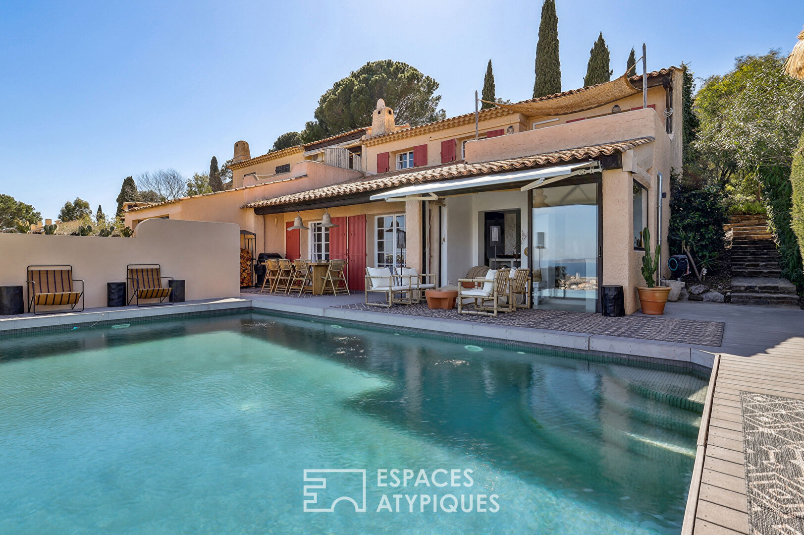 Maison ethnique avec piscine vue mer