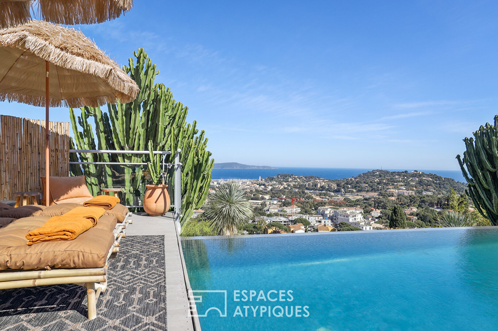 Maison ethnique avec piscine vue mer