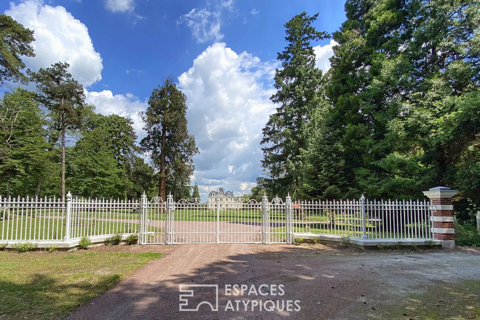 Château dans un parc paysager de 7 hectares