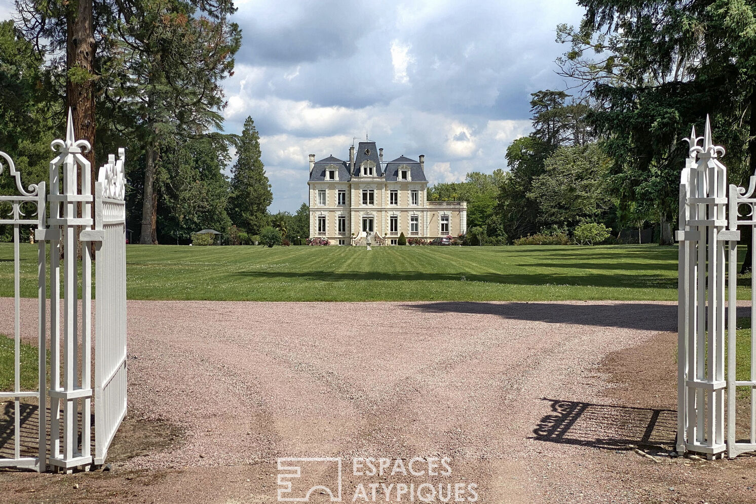 Château dans un parc paysager de 7 hectares