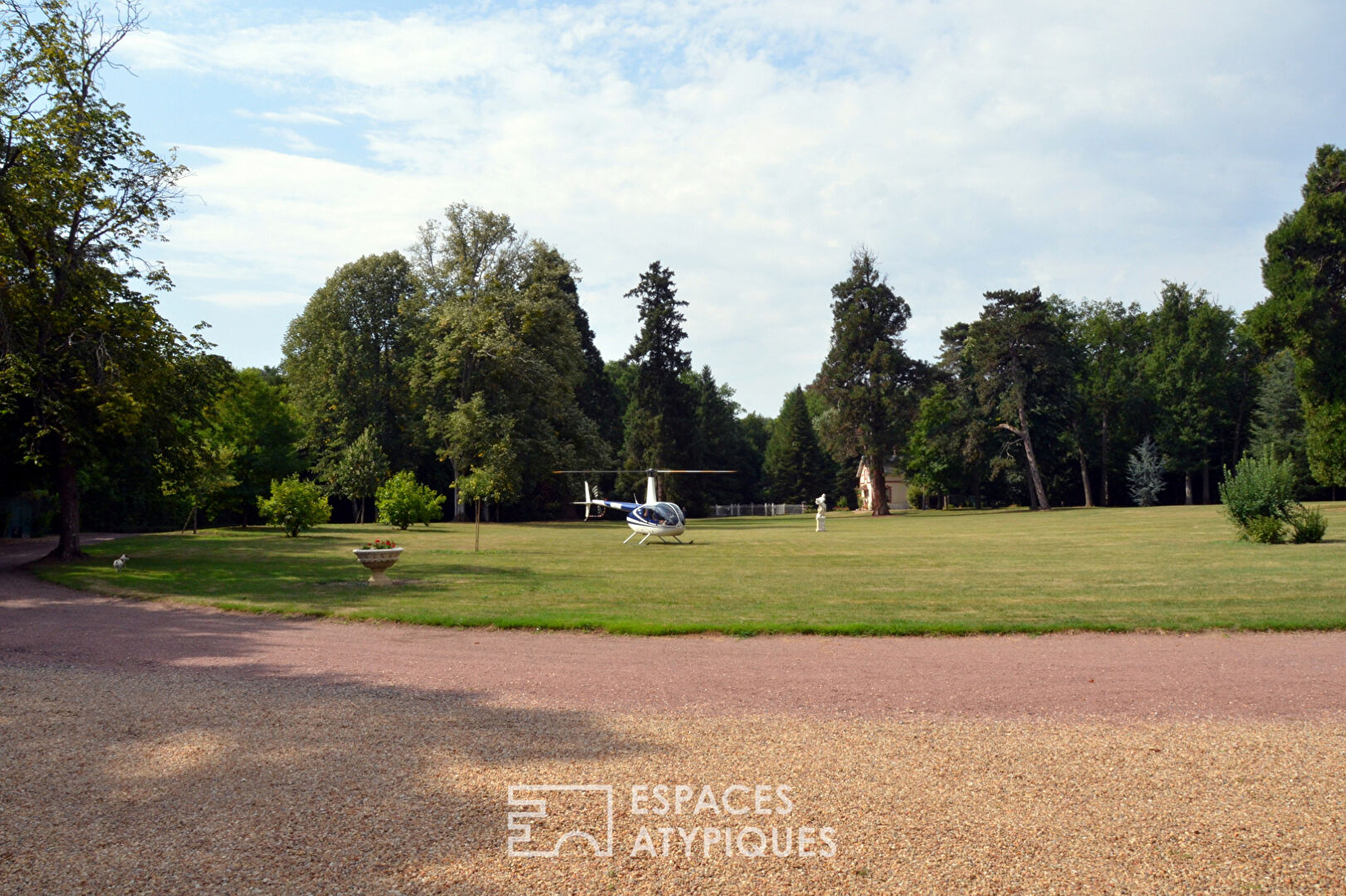 Château dans un parc paysager de 7 hectares