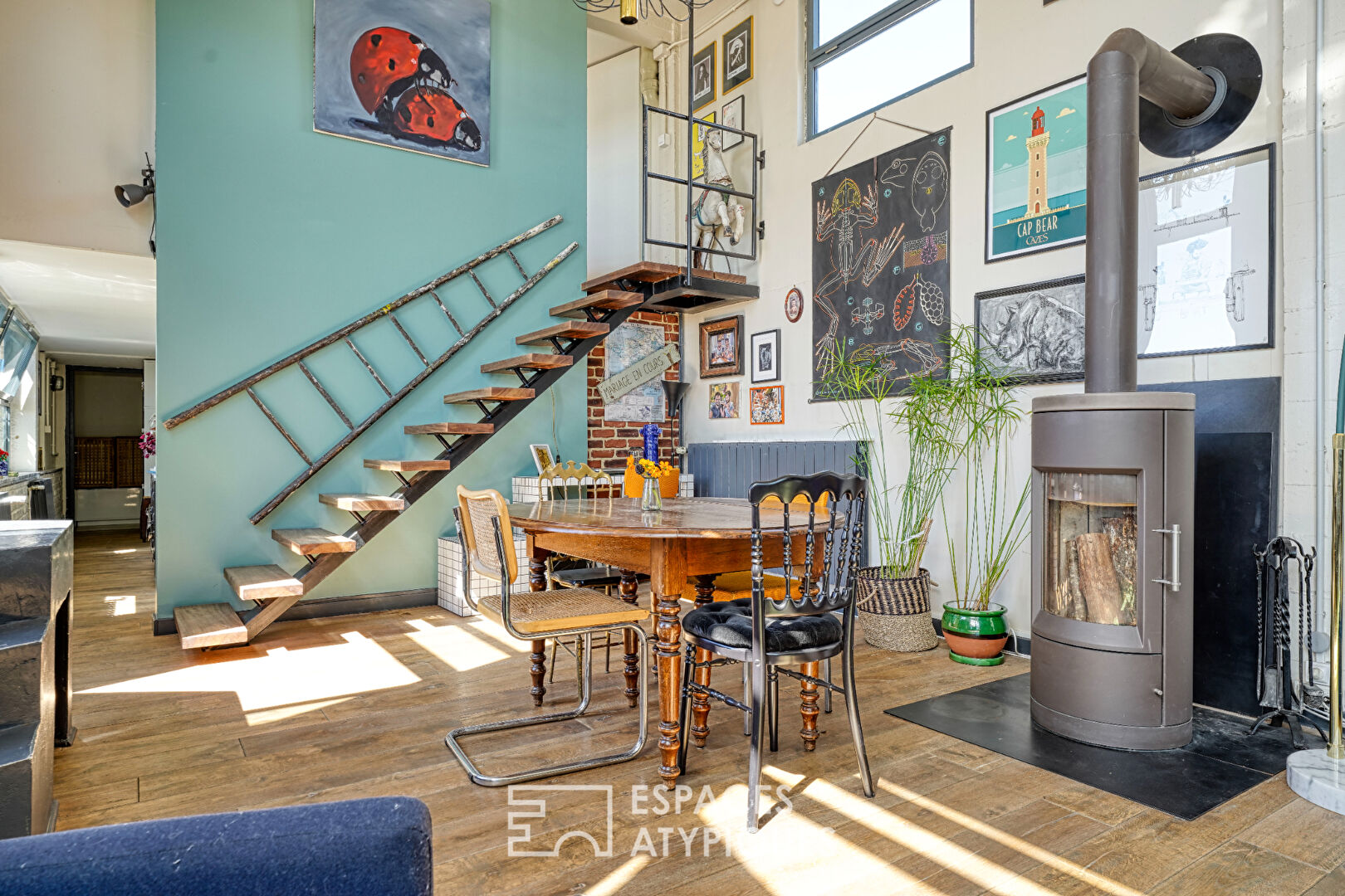 Loft industriel avec une grande terrasse