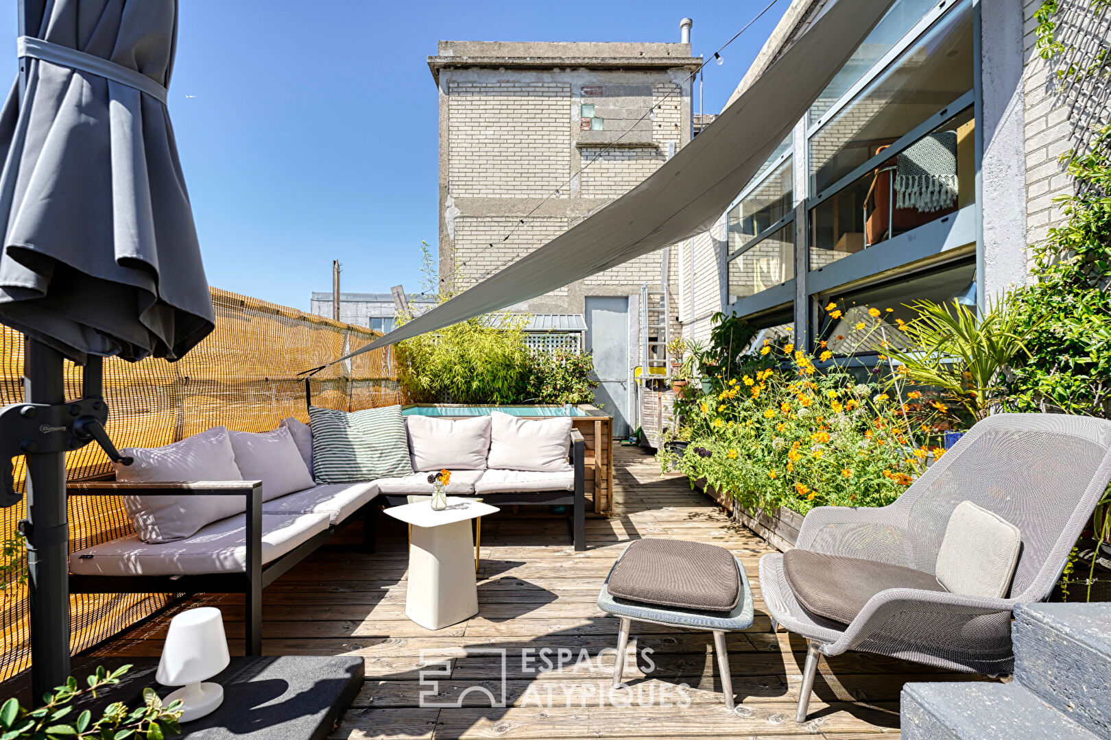 Loft industriel avec une grande terrasse