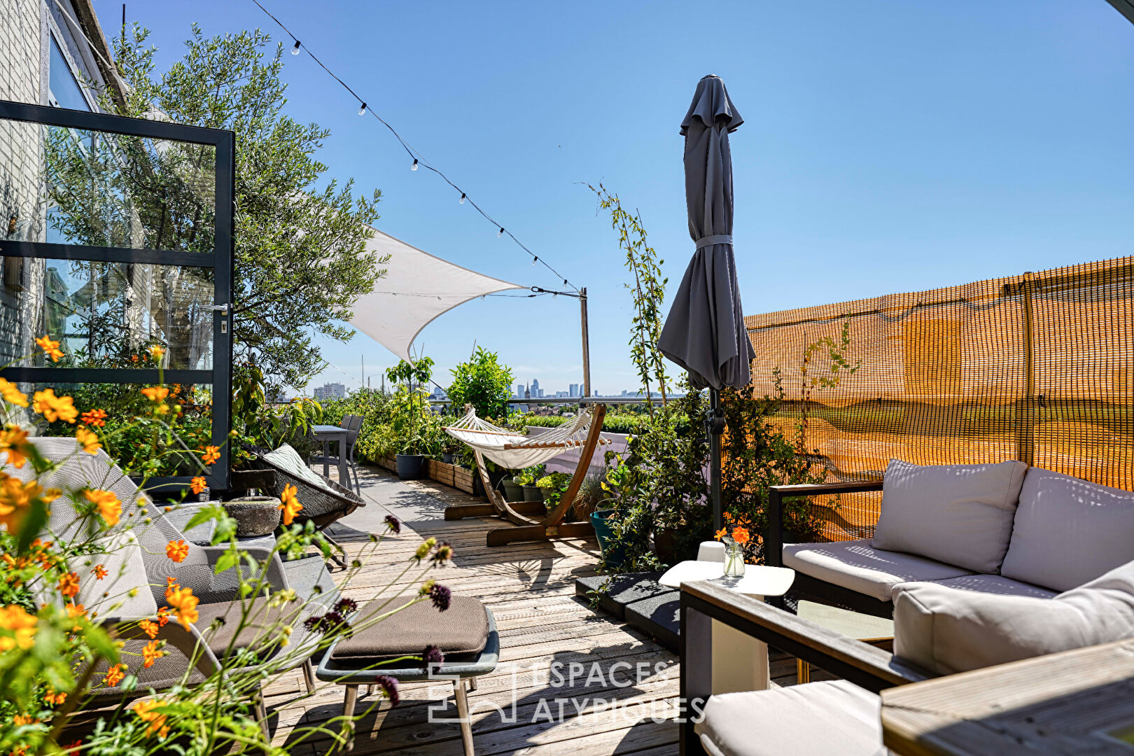 Loft industriel avec une grande terrasse