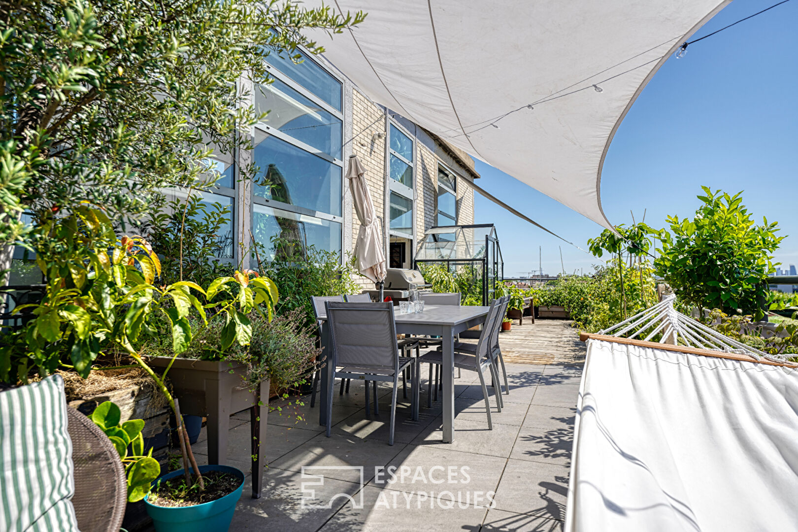 Loft industriel avec une grande terrasse