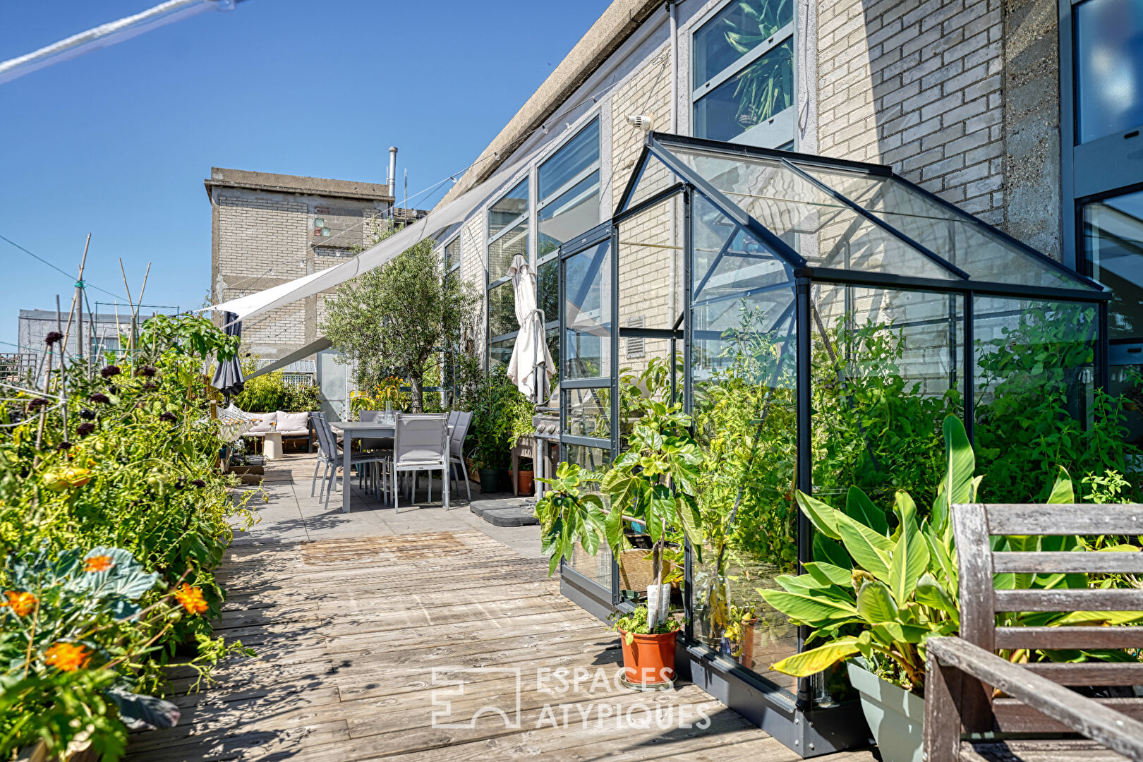 Loft industriel avec une grande terrasse