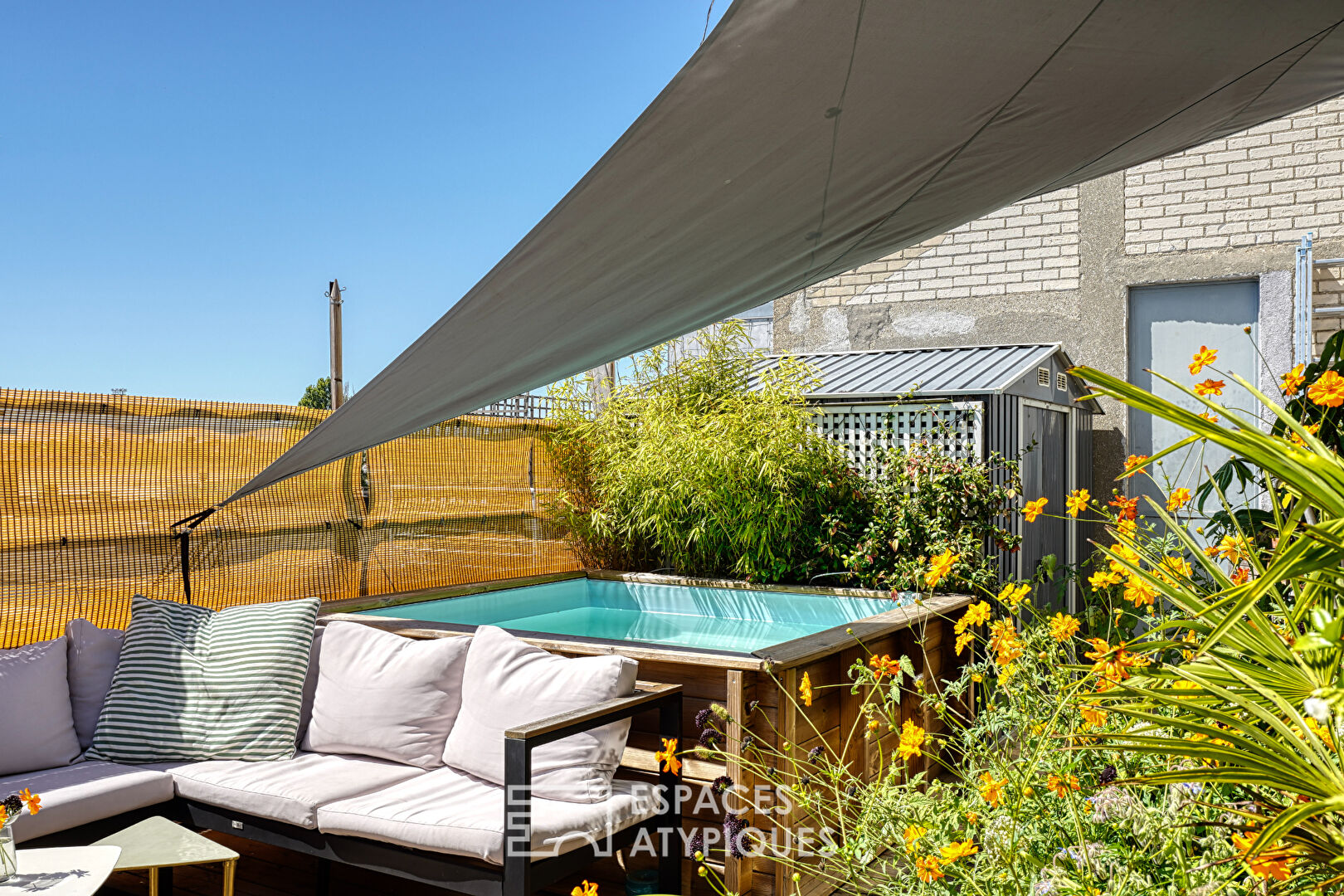 Loft industriel avec une grande terrasse