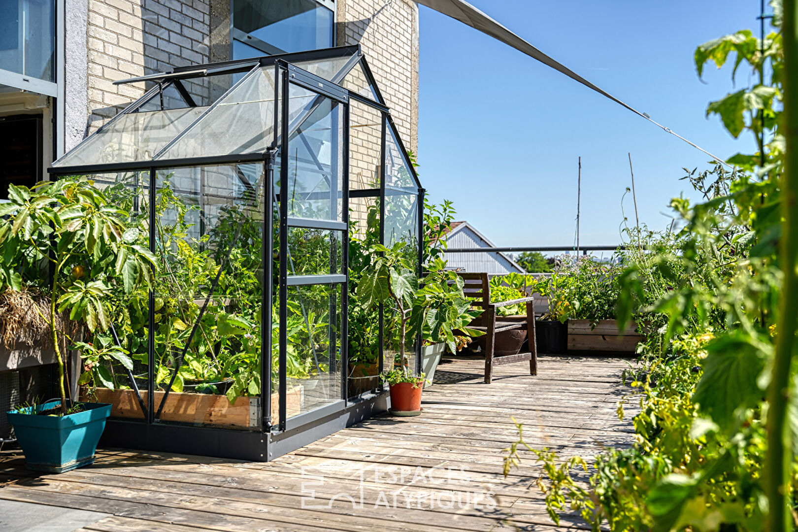 Loft industriel avec une grande terrasse