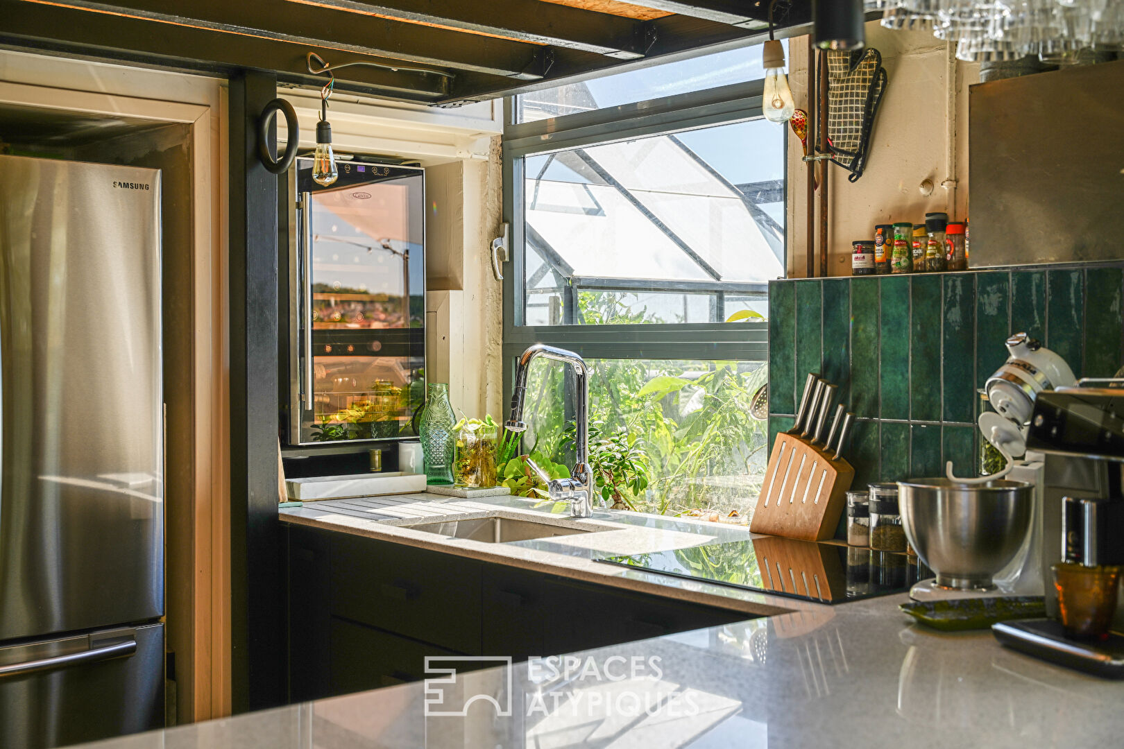 Loft industriel avec une grande terrasse