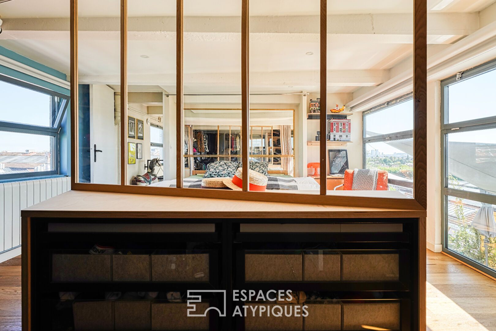 Loft industriel avec une grande terrasse