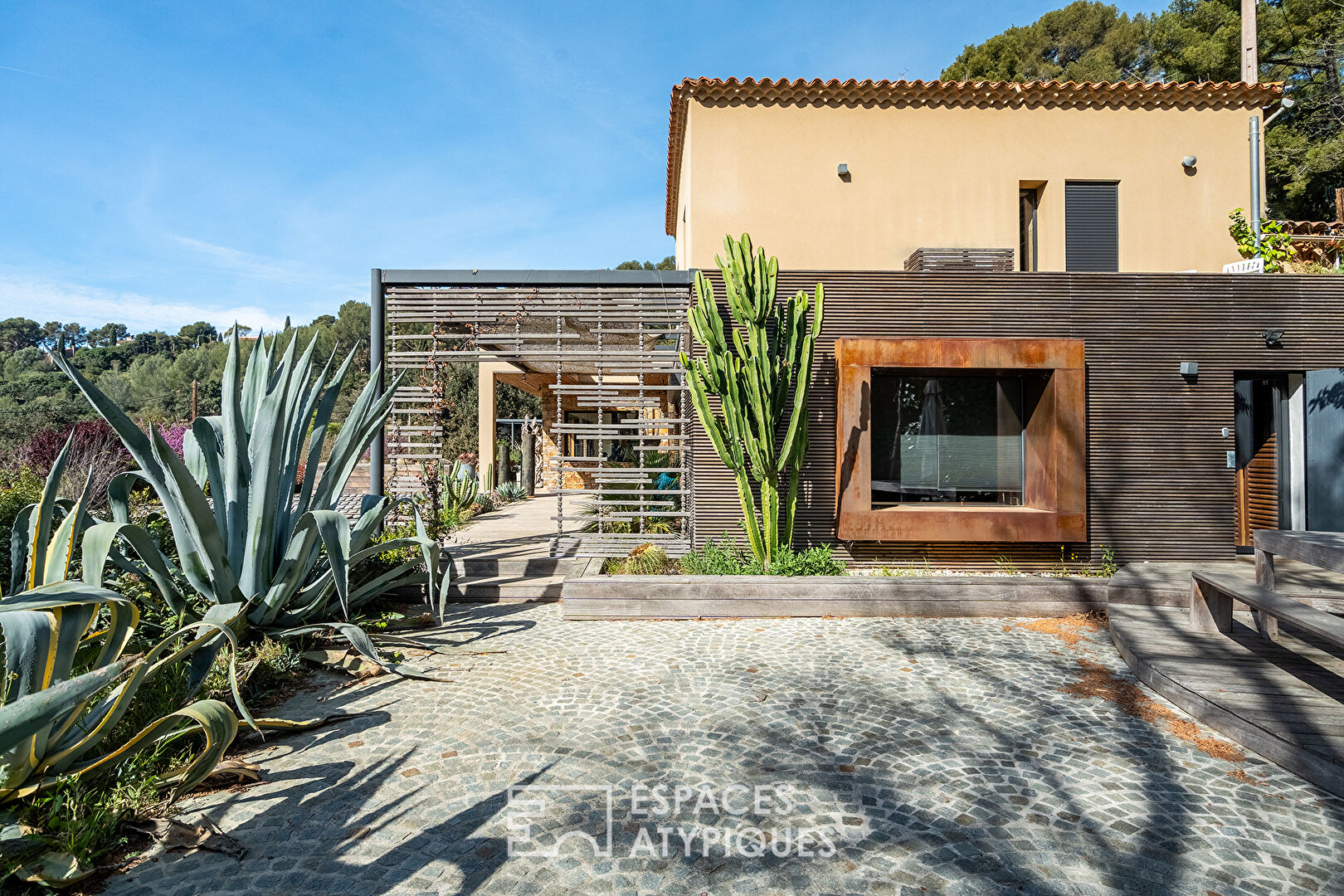 Villa moderne bohème chic en bois avec piscine à débordement