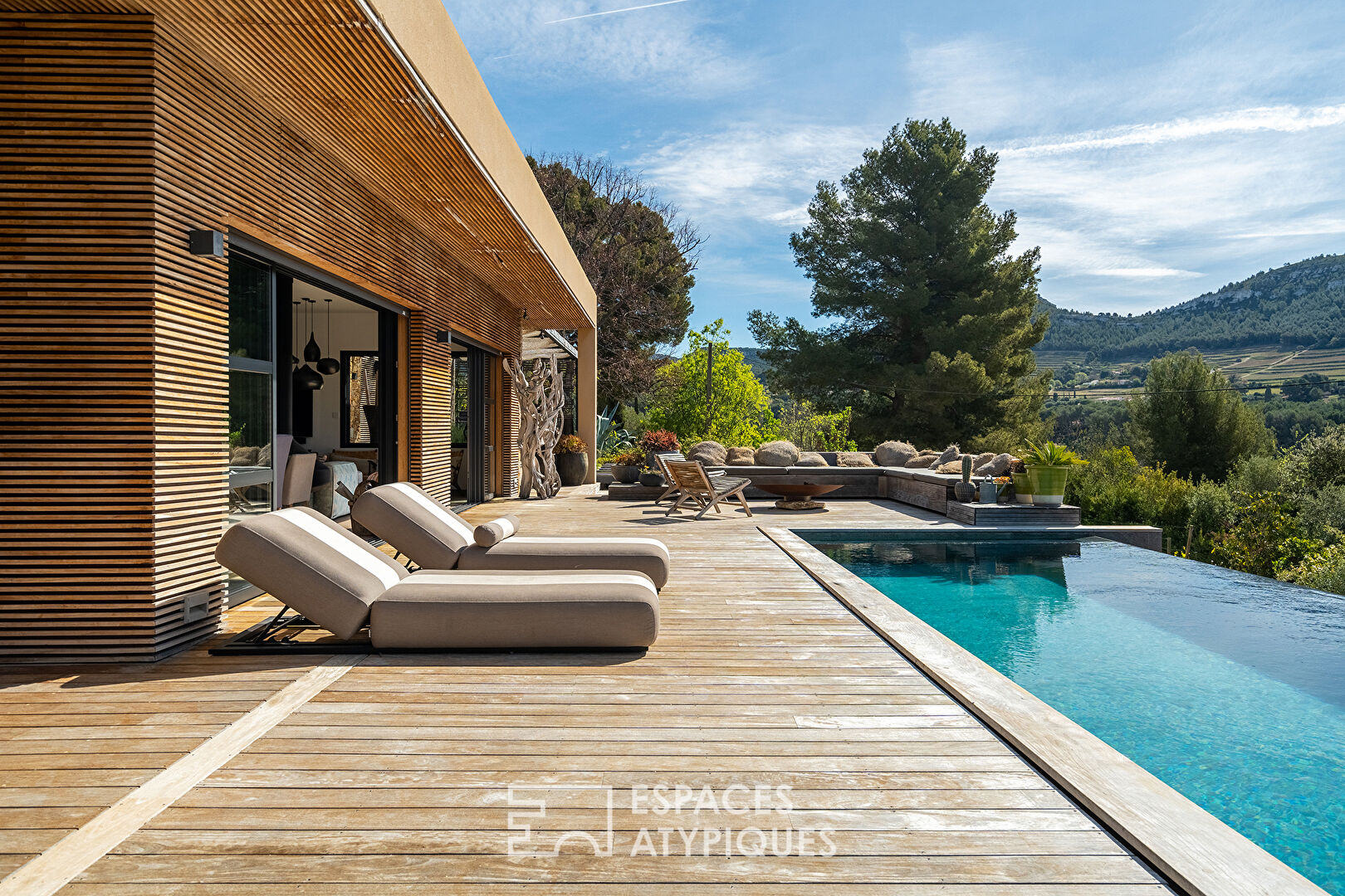 Villa moderne bohème chic en bois avec piscine à débordement