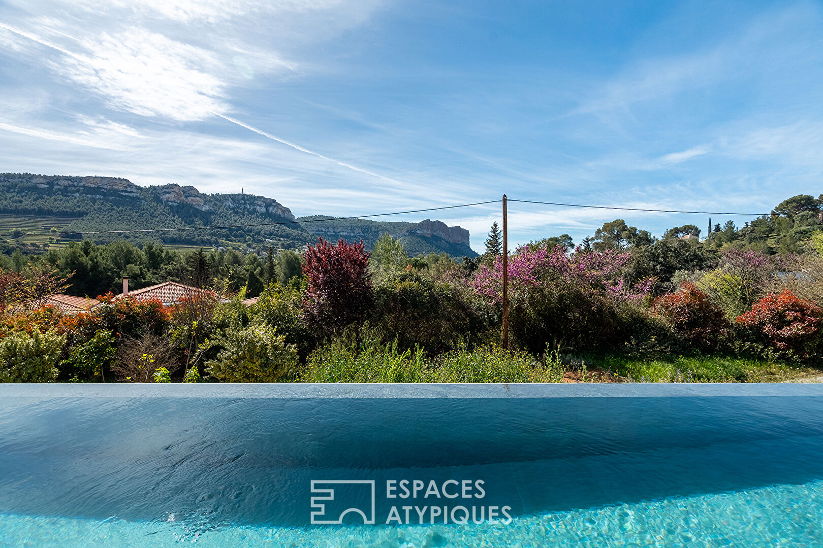 Villa moderne bohème chic en bois avec piscine à débordement