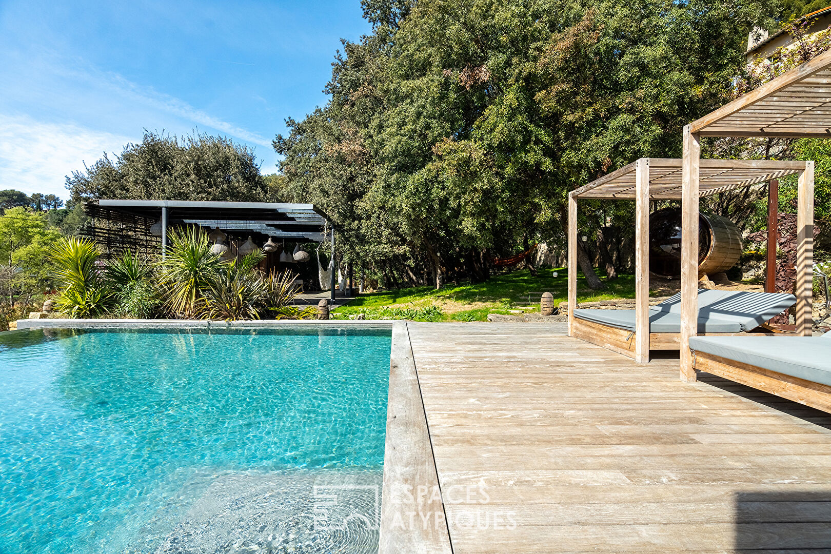 Villa moderne bohème chic en bois avec piscine à débordement