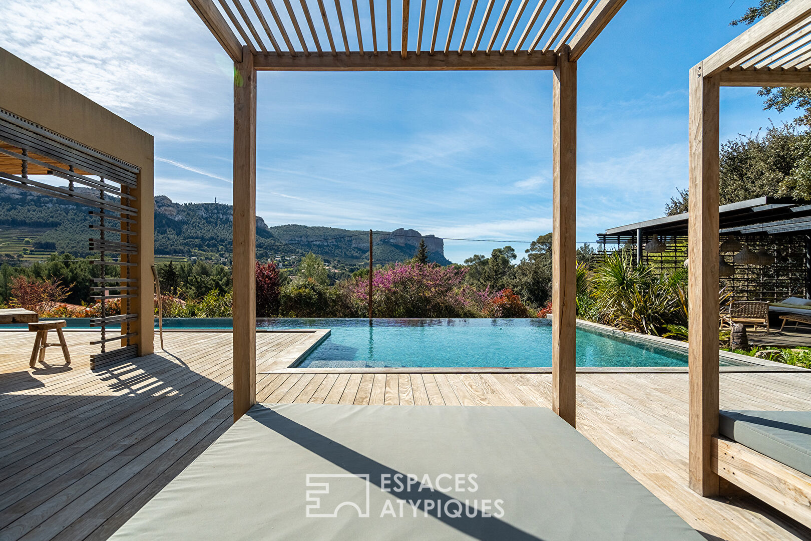 Villa moderne bohème chic en bois avec piscine à débordement