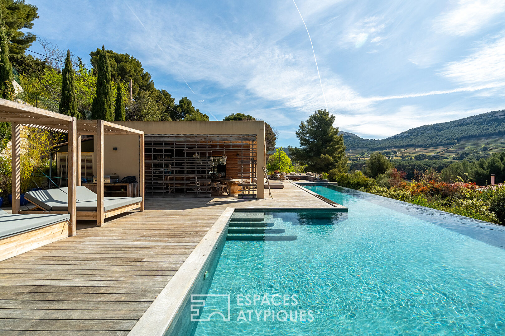 Villa moderne bohème chic en bois avec piscine à débordement