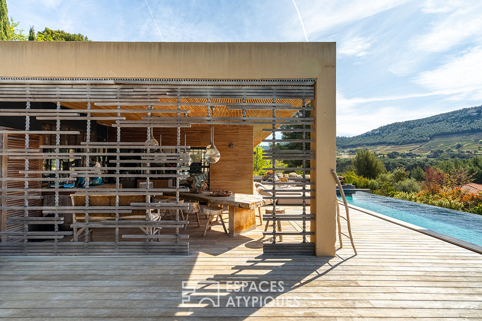 Villa moderne bohème chic en bois avec piscine à débordement