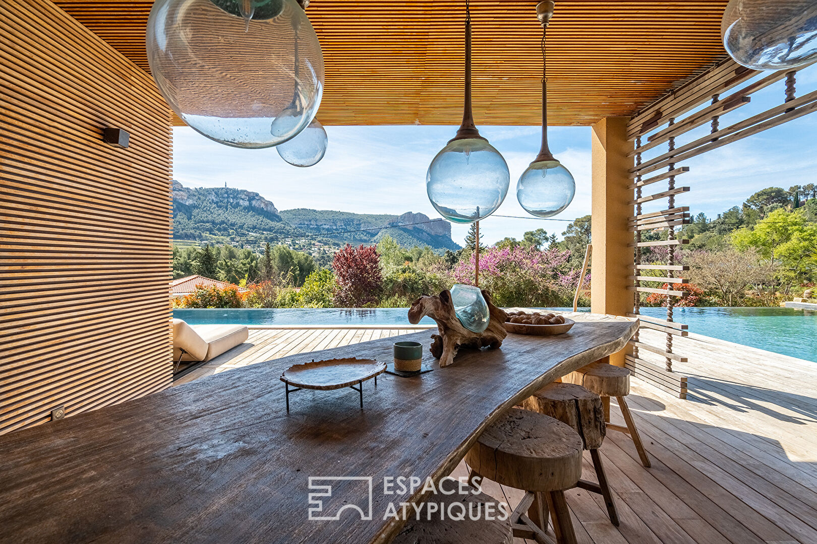 Villa moderne bohème chic en bois avec piscine à débordement