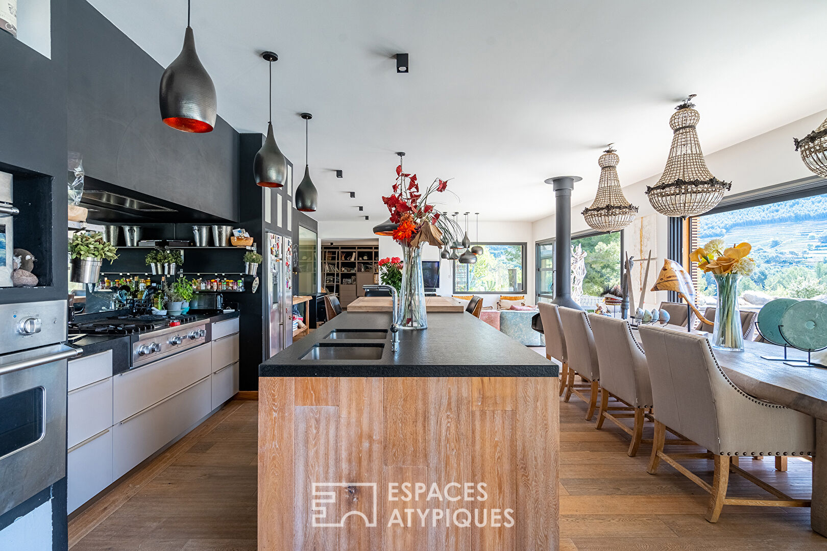 Villa moderne bohème chic en bois avec piscine à débordement