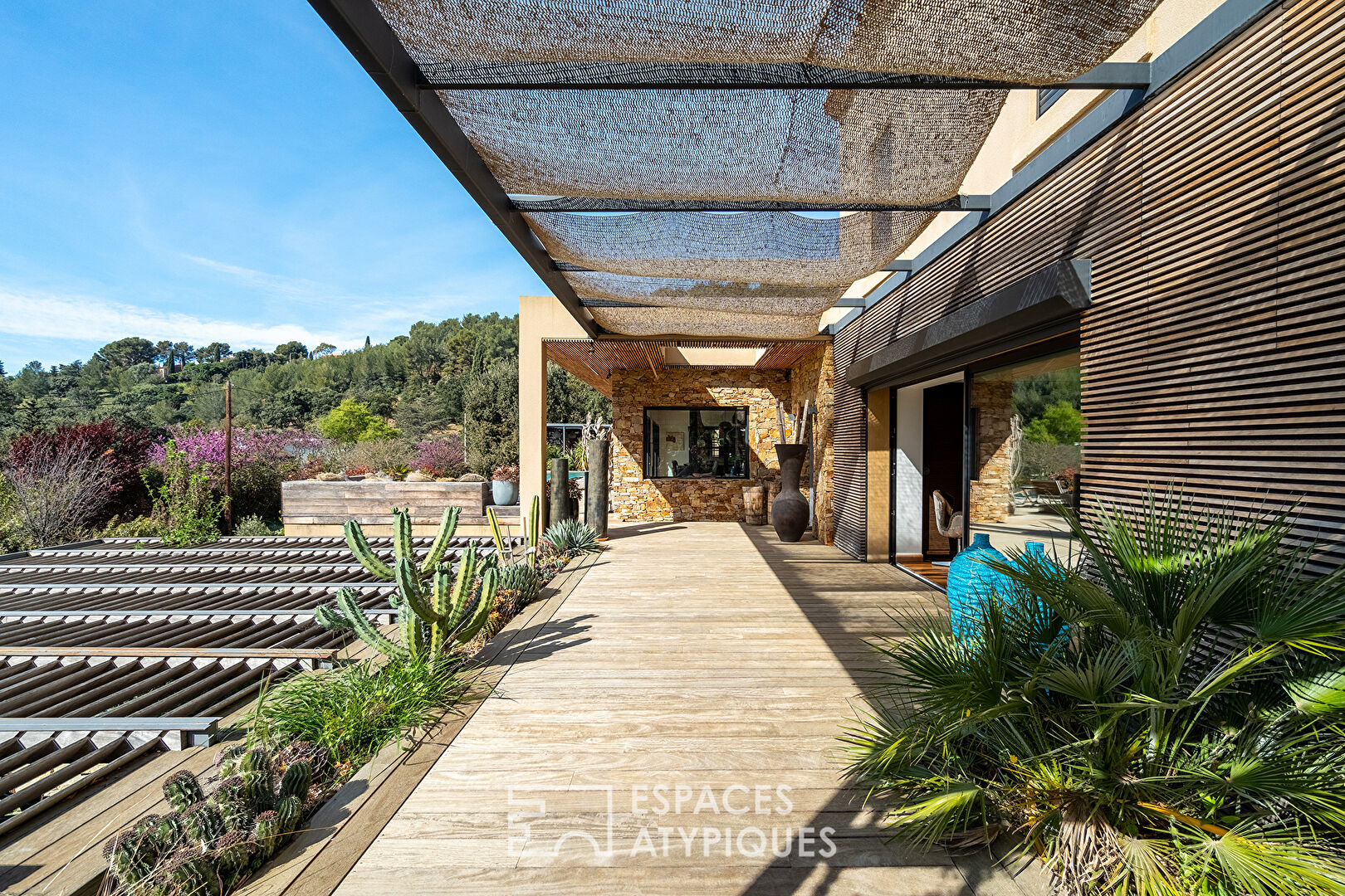 Villa moderne bohème chic en bois avec piscine à débordement