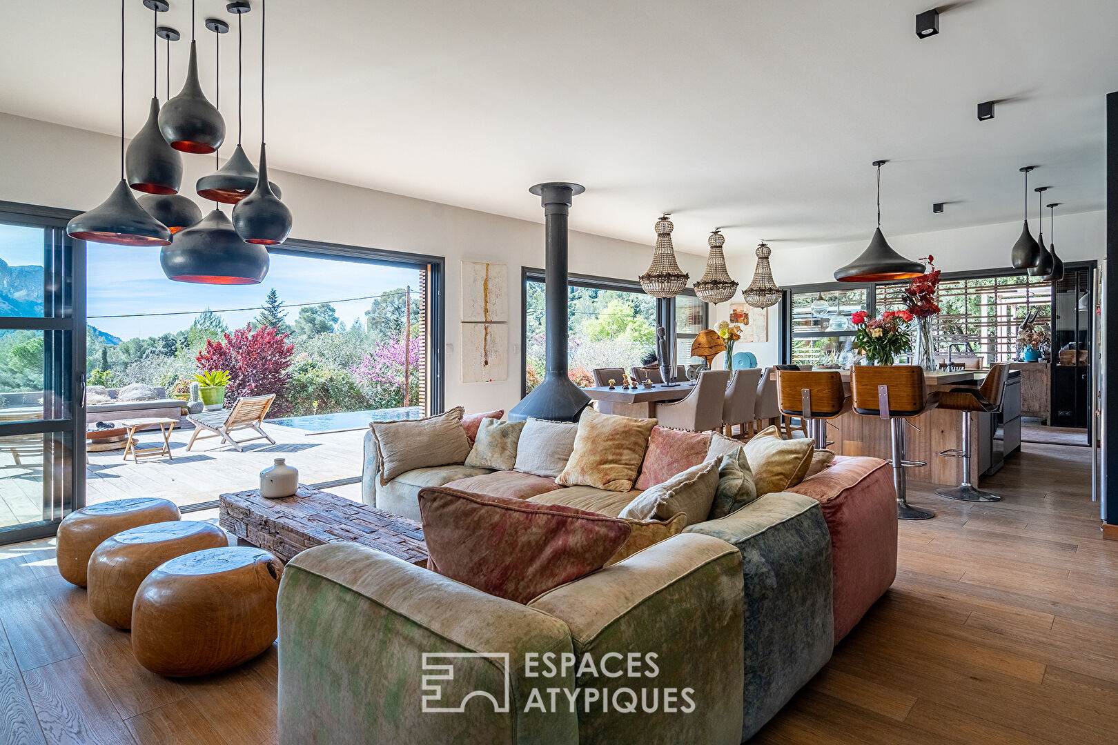 Villa moderne bohème chic en bois avec piscine à débordement