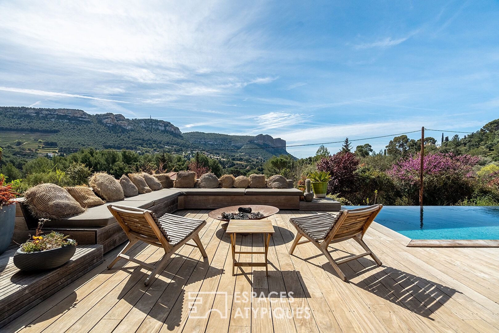 Villa moderne bohème chic en bois avec piscine à débordement