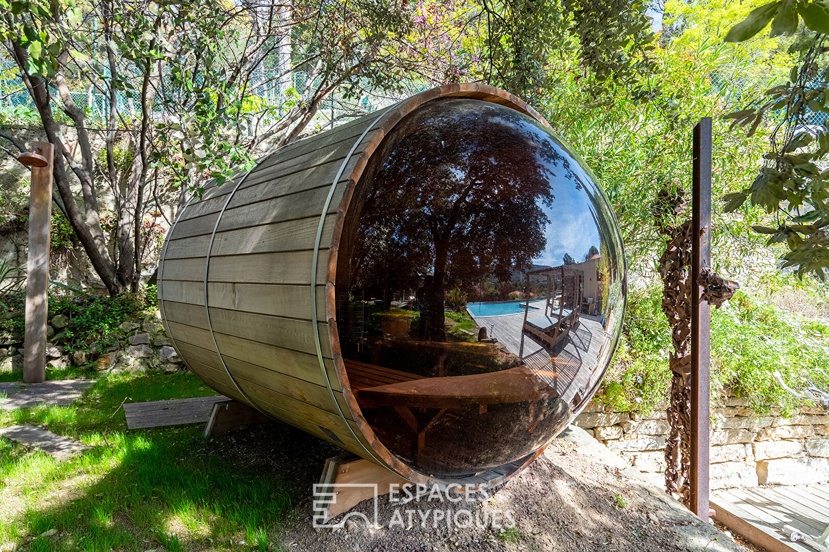 Villa moderne bohème chic en bois avec piscine à débordement