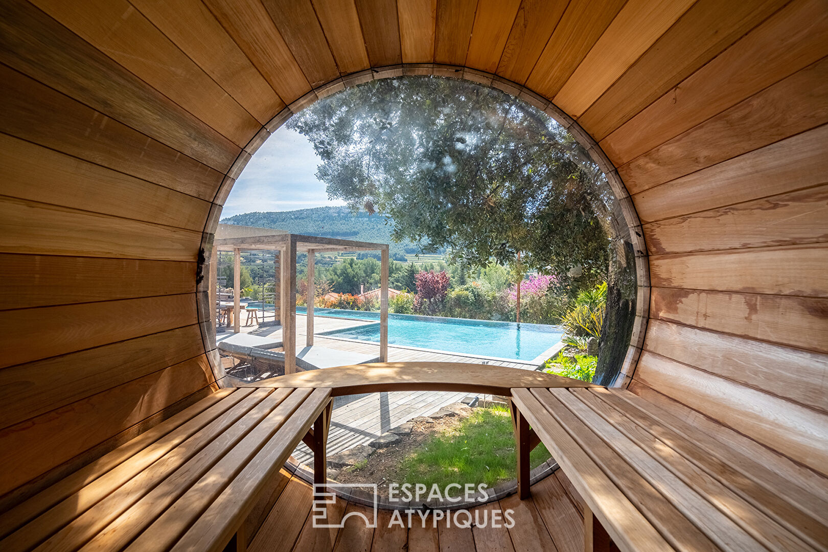 Villa moderne bohème chic en bois avec piscine à débordement