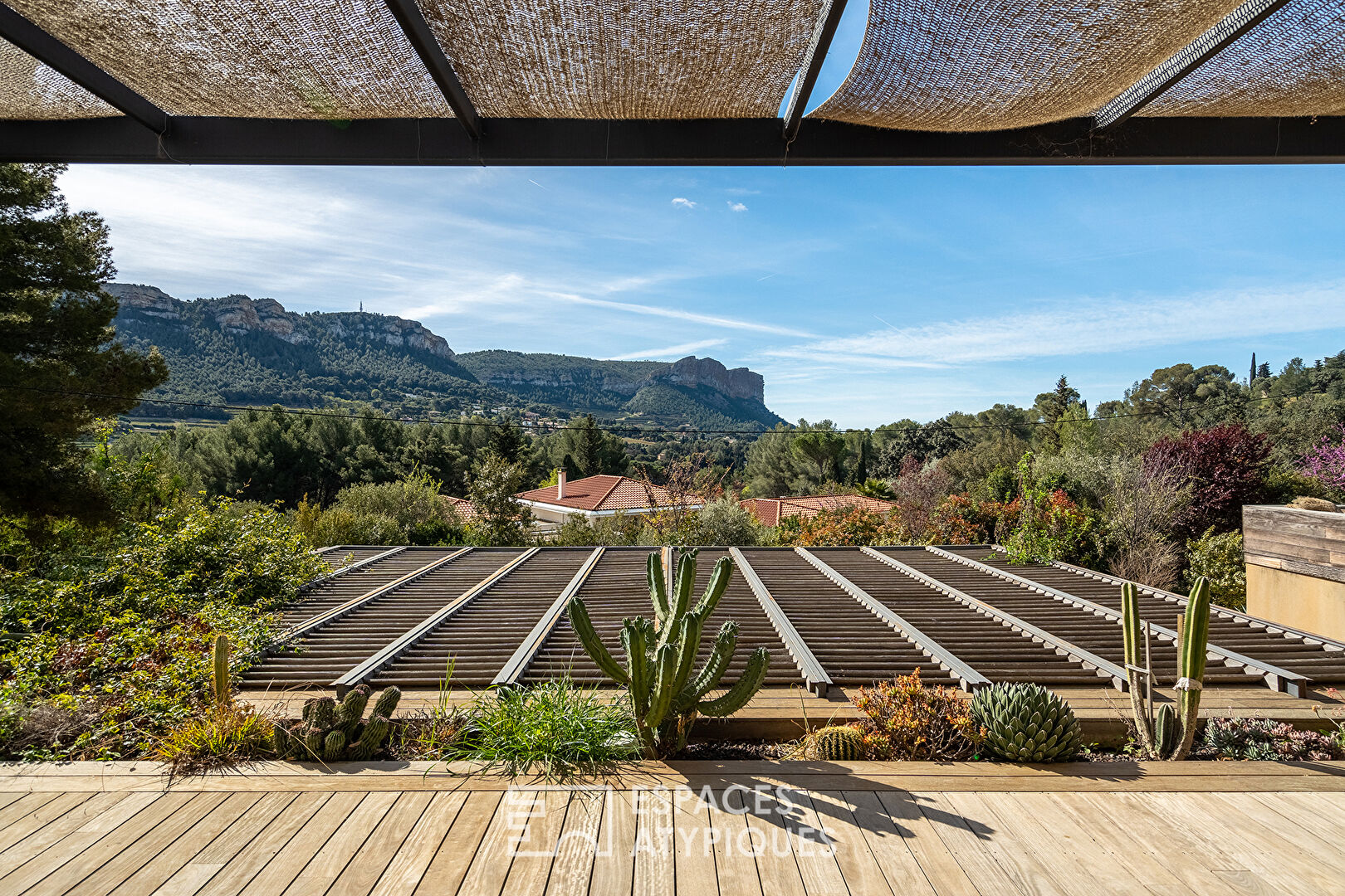 Villa moderne bohème chic en bois avec piscine à débordement