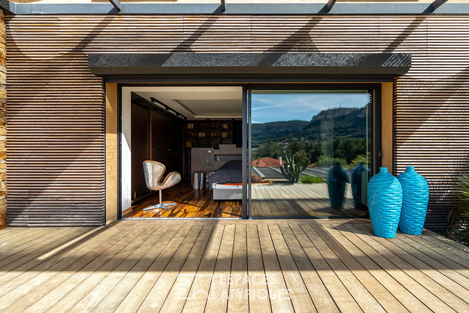 Villa moderne bohème chic en bois avec piscine à débordement