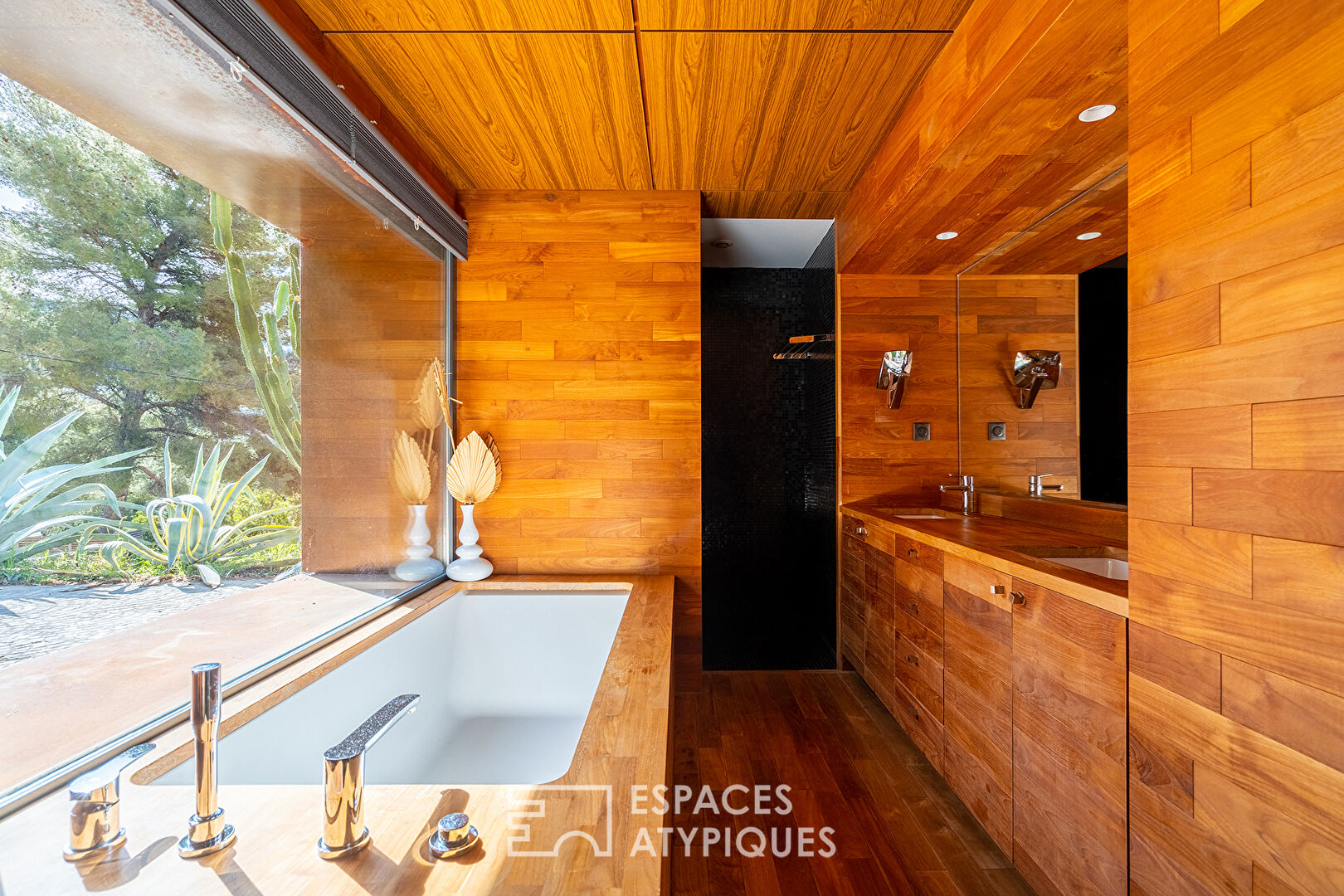 Villa moderne bohème chic en bois avec piscine à débordement