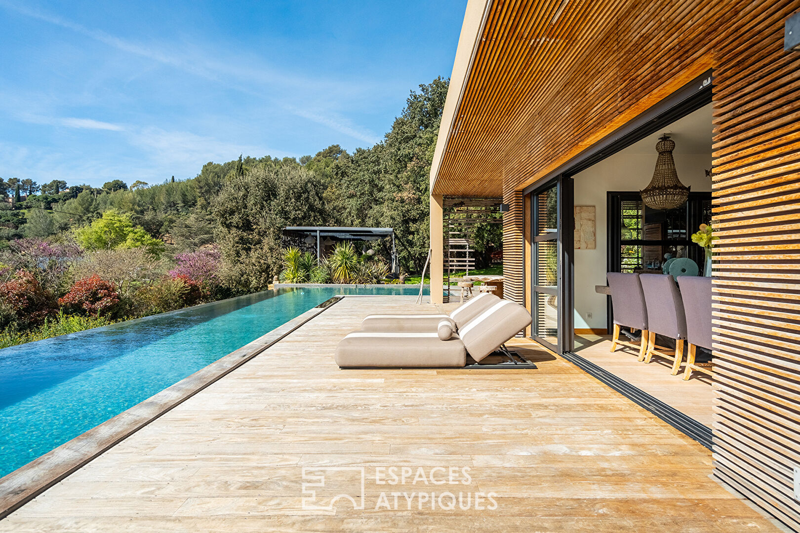 Villa moderne bohème chic en bois avec piscine à débordement