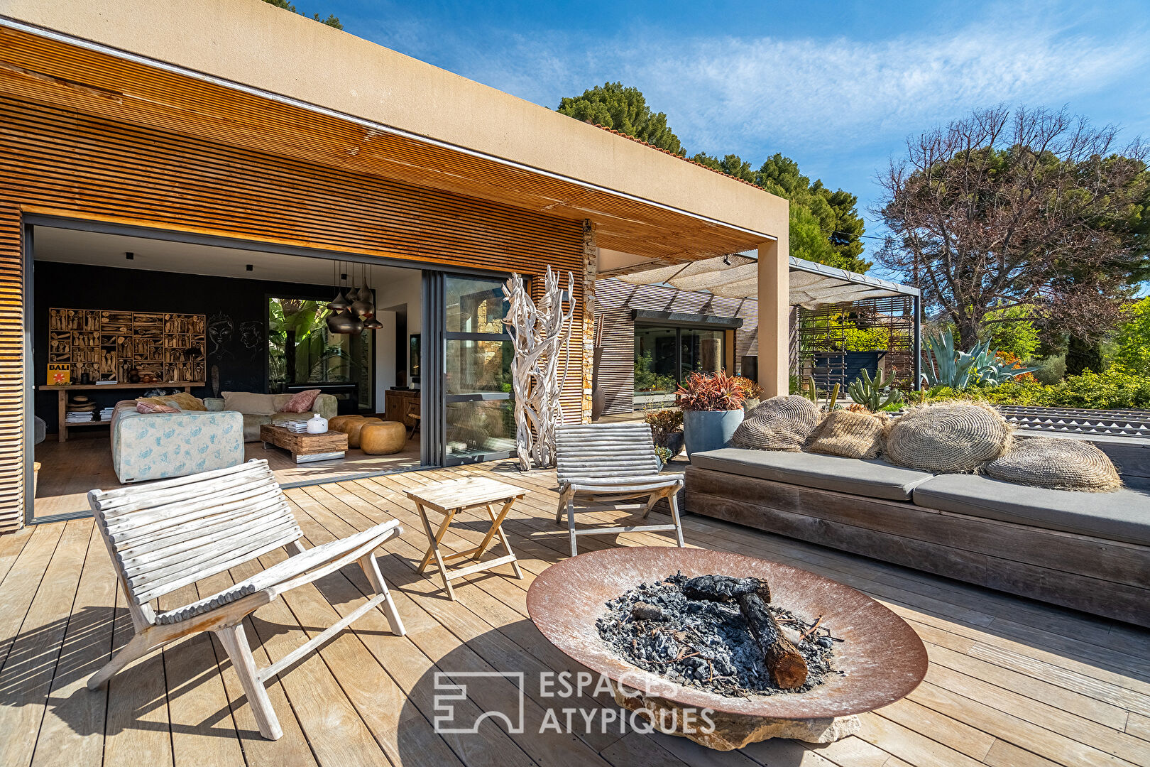 Villa moderne bohème chic en bois avec piscine à débordement