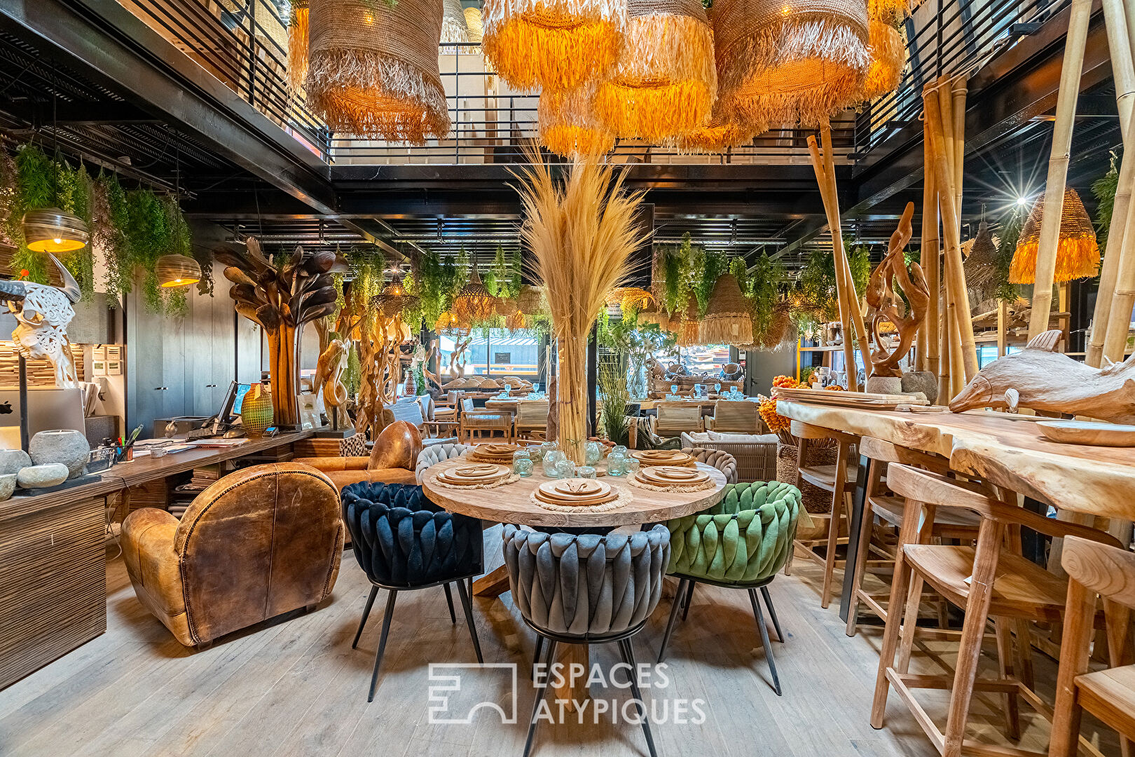 Space in natural and exotic wood