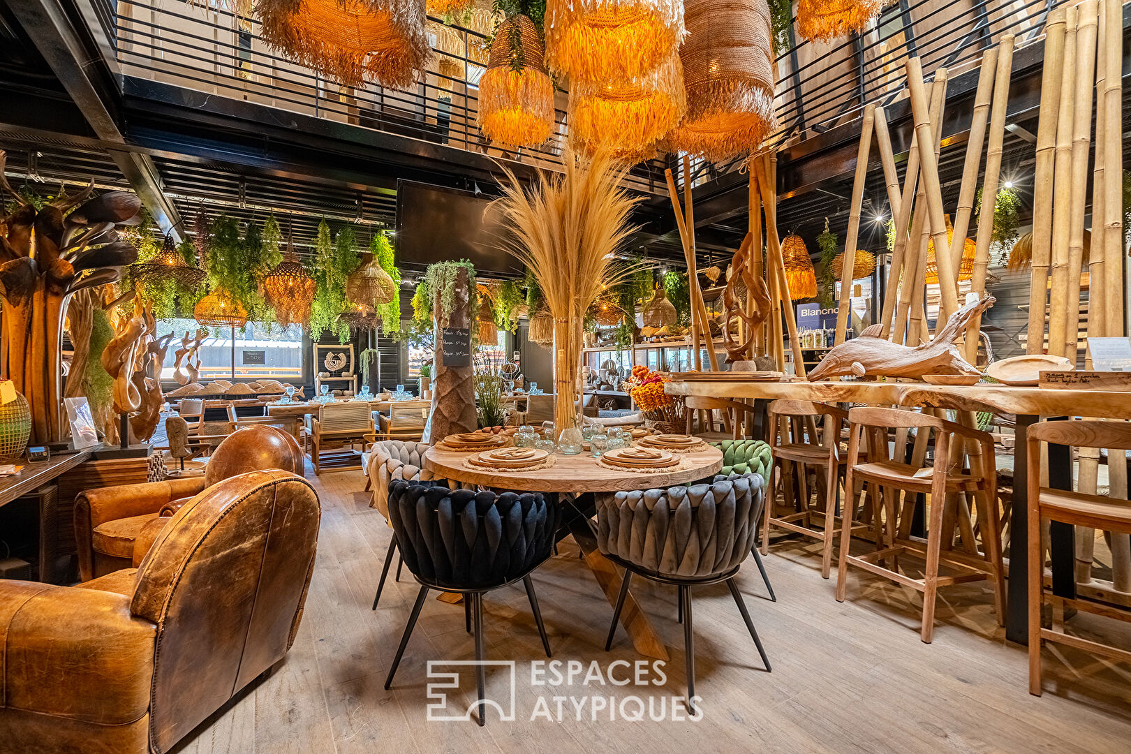 Space in natural and exotic wood