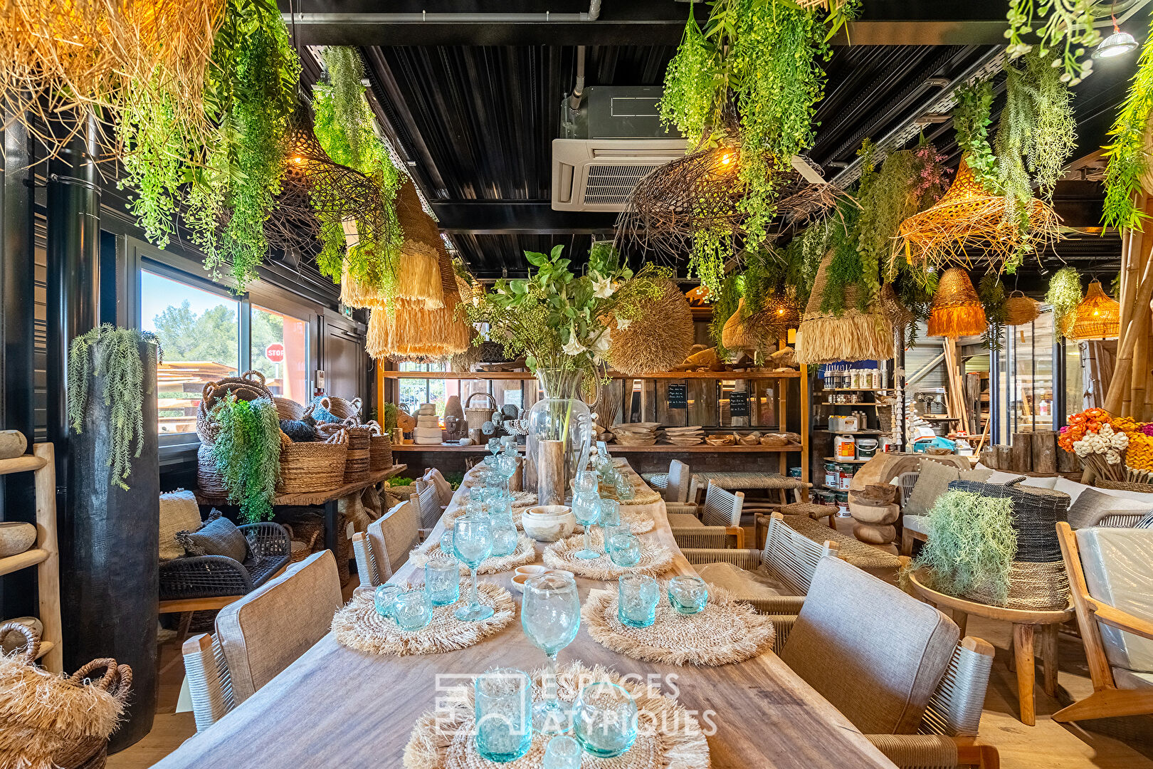 Space in natural and exotic wood